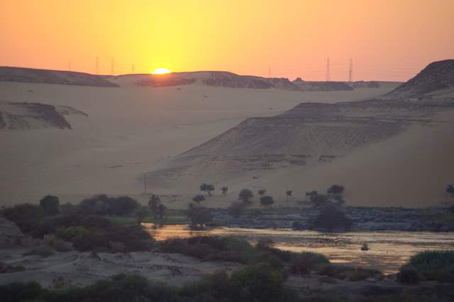 Zachód słońca nad Nilem i pustynią