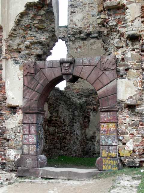 Bodzentyn, zabytkowy portal wejsiowy do zamku
