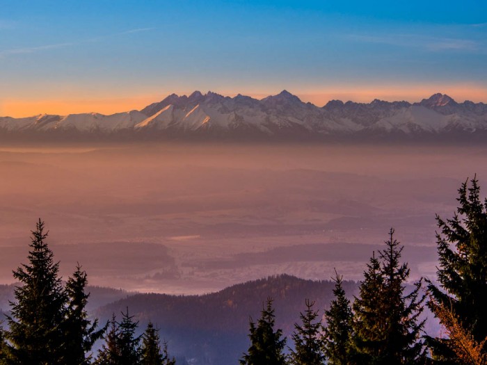 Widok na Tatry o świcie z Turbacza