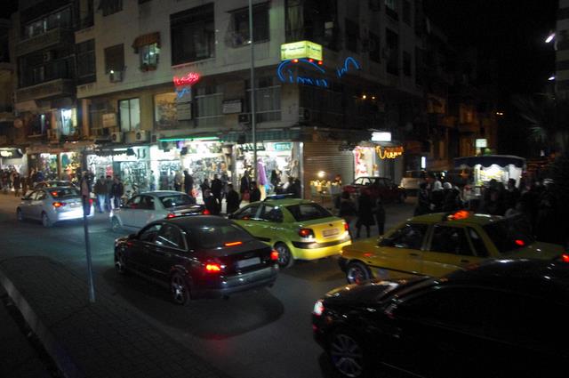 Damaszek, nocą ruch na ulicy, Stolica Syrii
